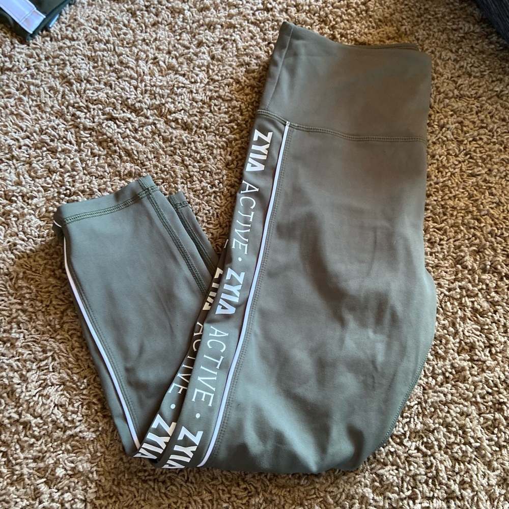 Zyia Olive Logo Stripe Capri Legging size 6-8